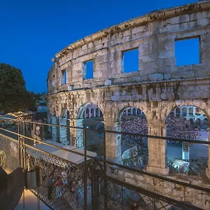 Arena & Seaview Luxurious Apartment Pula
